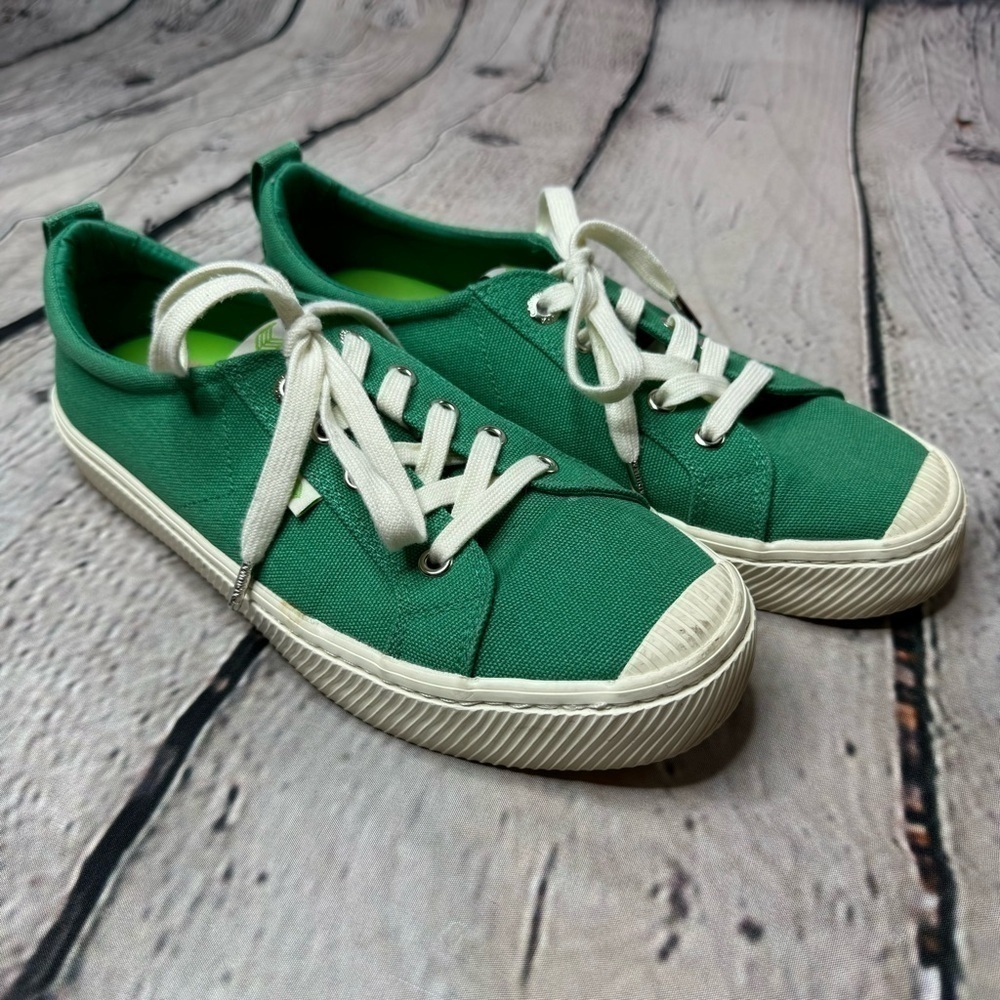 Cariuma OCA low-top green canvas sneakers Women’s 9/ Men’s 7.5
